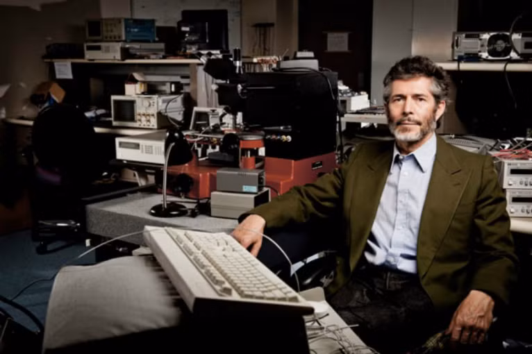  David Cheriton, tài sản: 3 tỷ USD. Được biết đến là vị giáo sư đại học giàu nhất thế giới, David Cheriton vẫn sống trong ngôi nhà mà ông đã mua từ 30 năm trước tại Palo Alto (Mỹ). Không những thế, Cheriton còn tự cắt tóc riêng cho mình và lái chiếc xe 2002 Honda Odyssey. Nếu nhìn vào Cheriton, bạn sẽ không thấy sự khác biệt giữa ông với các giáo viên đại học thuộc tầng lớp trung lưu nào khác.