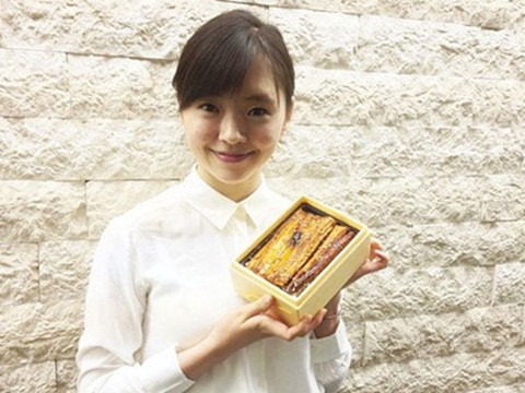 Công ty mở dịch vụ Platinum Lunch của Nhật Bản nhận giao bữa trưa tại các cuộc họp, hội thảo hoặc sự kiện. Nhưng công ty này chỉ nhận đơn đặt hàng từ các khách hàng doanh nghiệp và mỗi đơn hàng phải trị giá ít nhất 263 USD (gần 5,6 triệu đồng). Những người giao hàng là người mẫu hay các nữ diễn viên ký hợp đồng với Platinum Production, một trong những công ty đào tạo tài năng ở Nhật Bản.