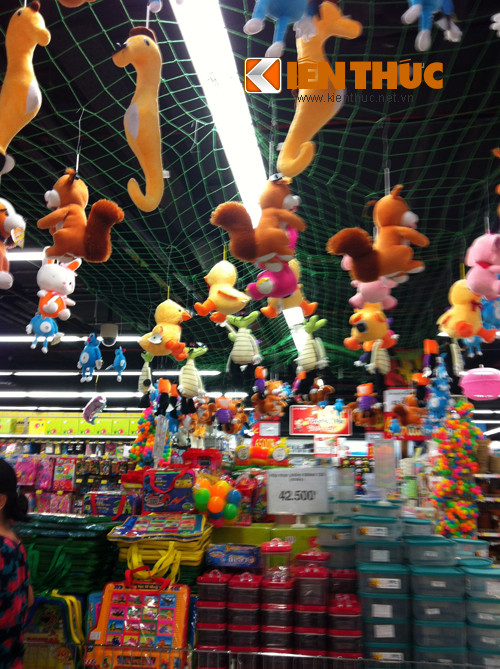 Chỉ có một số gian hàng đồ chơi trẻ em được trang trí đơn giản.