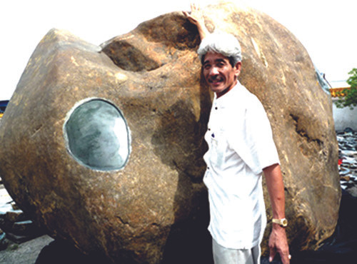 Ông Đào Trọng Cường bên khối ngọc bích nặng 35 tấn. Ông Đào Trọng Cường bên khối ngọc bích nặng 35 tấn.