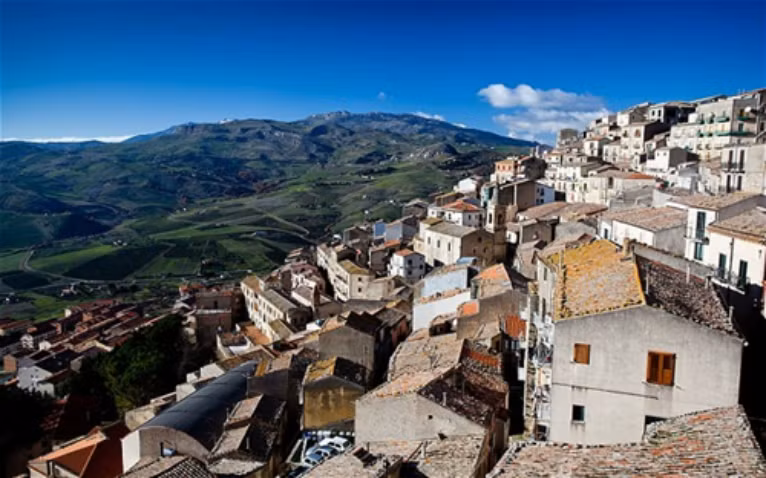 Tại nhiều nước châu Âu, có những vùng đang ngày càng trở nên hoang sơ do vắng bóng người. Một trong số đó là ngôi làng Gangi, trên đảo Sicily ở Italia. Nhằm đem đến cho mảnh đất này một hơi thở mới, chính quyền địa phương đã quyết định rao bán mỗi căn nhà tại đây với giá chỉ 1 Euro.