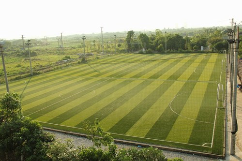 Khu vục sân bóng cỏ nhân tạo được đầu tư xây dựng bài bản ven sông Hồng.