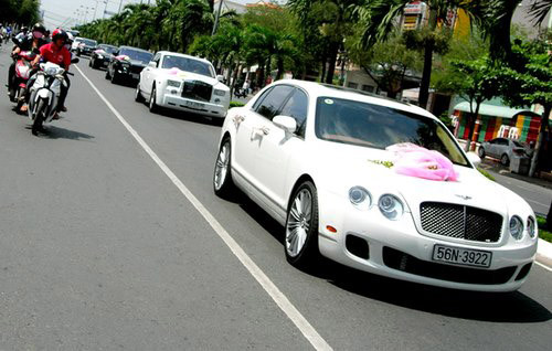 Trước lễ cưới, người dân miền Tây bàn tán về thông tin bà Diệu Hiền sẽ đón dâu bằng trực thăng đáp xuống sân bay Cần Thơ. Tuy nhiên sau đó người ta thấy đoàn xe siêu sang rước dâu gồm Roll - Royce Bentley, Lamborghini… tiến về ngôi biệt thự sang trọng.