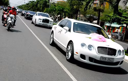 Trước lễ cưới, người dân miền Tây bàn tán về thông tin bà Diệu Hiền sẽ đón dâu bằng trực thăng đáp xuống sân bay Cần Thơ. Tuy nhiên sau đó người ta thấy đoàn xe siêu sang rước dâu gồm Roll - Royce Bentley, Lamborghini… tiến về ngôi biệt thự sang trọng.