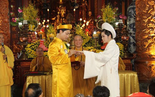 Con gái của chủ tịch Tập đoàn Nam Cường rất xinh đẹp và duyên dáng trong chiếc áo dài trắng, còn chú rể lịch lãm trong trang phục áo dài màu vàng, khăn xếp.