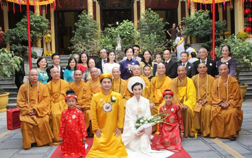 Sau lễ cưới trang trọng và ấm cúng tại chùa, hai bên gia đình sẽ tiếp tục tổ chức lễ cưới theo phong cách phương Tây tại khách sạn 5 sao vào ngày 19/10 tới. Đám cưới này thu hút sự quan tâm của đông đảo dư luận bởi sự độc đáo và sang trọng hiếm có.