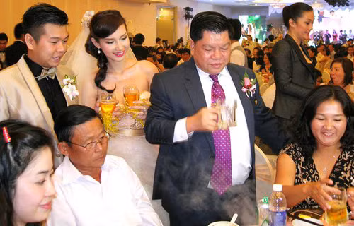 Chắc hẳn người dân Cần Thơ vẫn còn nhớ lễ cưới giữa chàng quý tử của nữ đại gia thủy sản Phạm Thị Diệu Hiền - Chủ tịch HĐQT kiêm Tổng giám đốc công ty Cổ phần Thủy sản Bình An với hotgirl Quỳnh Chi đã từng làm xôn xao dư luận một thời.