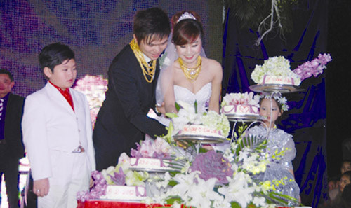 Theo thống kê sơ bộ, “siêu đám cưới ở Hà Tĩnh” này ngốn tới 50 tỷ. Riêng chi phí rượu ngoại đã lên tới hơn 3 tỉ, phí lót tay cho các ca sĩ hơn 60.000 USD (khoảng 1,2 tỉ đồng), thuê riêng bộ phận rửa bát, đĩa cũng gần 30 triệu đồng, toàn bộ phần mâm cỗ, dịch vụ thuê hẳn của một nhà hàng sang trọng tại Hà Nội đưa vào... Riêng số tư trang cho cô dâu, chú rể lên tới 60 cây vàng. Chiếc xe rước dâu trị giá trên 10 tỉ đồng chính là món quà cưới mà mẹ chú rể tặng cho con trai.