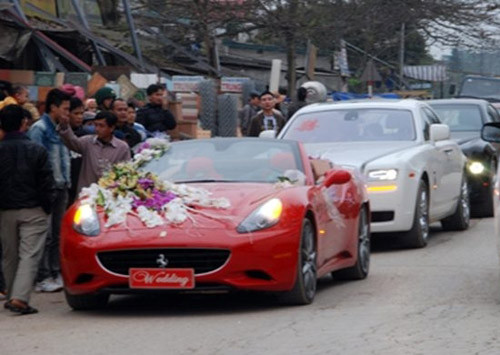 Đám cưới này khiến cả một vùng quê xôn xao với dàn siêu xe đi rước dâu như Ferrari mui trần có giá hơn 10 tỷ đồng, hai siêu xe Rolls-Royce Phantom đen và trắng... cùng gần 100 xế sang các loại khác khiến một đoạn đường QL 8A tắc nghẽn. Đặc biệt hơn là còn có sự xuất hiện của những ngôi sao lớn như Đàm Vĩnh Hưng, Quang Lê, Phi Nhung… trong đám cưới này.