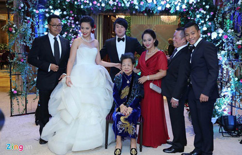  Đám cưới của Huệ Vân - ái nữ của gia tộc họ Trương, sở hữu một tập đoàn bất động sản lớn có vốn điều lệ 12.800 tỷ - đã làm xôn xao dư luận. Đám cưới của cô con gái đại gia này không chỉ nổi tiếng về độ giàu có mà còn nổi tiếng vì chú rể chính là chàng nhạc sỹ tài hoa Thanh Bùi, được nhiều người mến mộ.