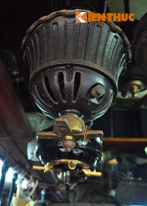 Chiếc động cơ của một chiếc quạt này đã có tuổi đời hơn 100 năm. Ông Phúc cho biết, có khách hàng trả ông 100 triệu để mua nhưng ông chưa có ý định bán.