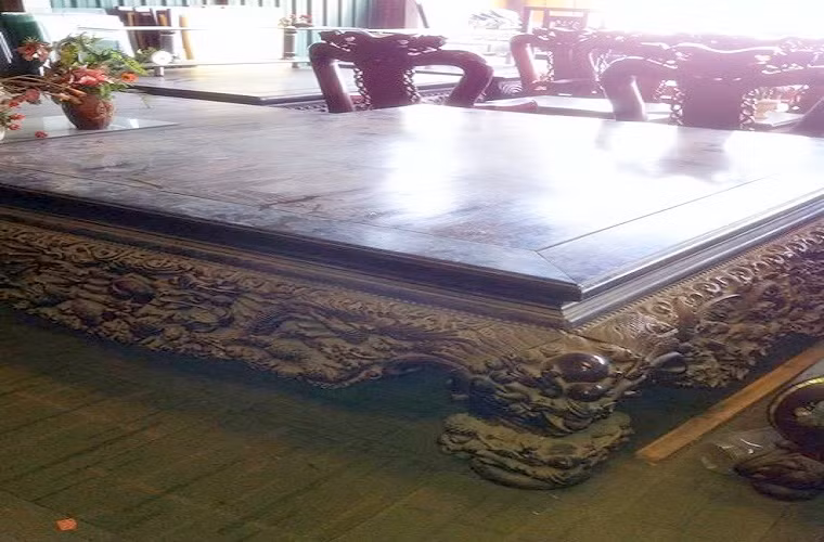 "Khủng" nhất ở đây là bộ sập gỗ với nhiều đường nét chạm khắc cầu kỳ được rao bán với giá 1,5 tỷ đồng. 