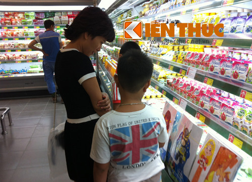 Nhiều bậc phụ huynh lựa chọn sản phẩm vì món đồ chơi mà con thích.