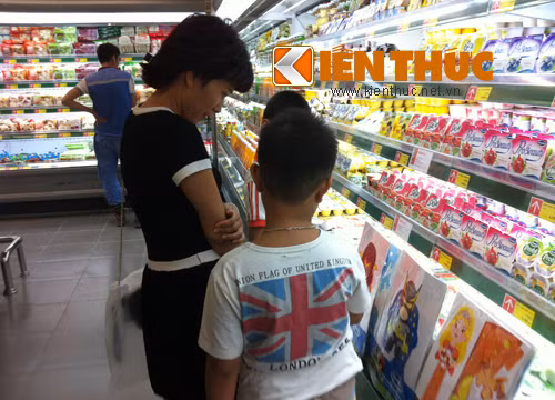 Nhiều bậc phụ huynh lựa chọn sản phẩm vì món đồ chơi mà con thích.