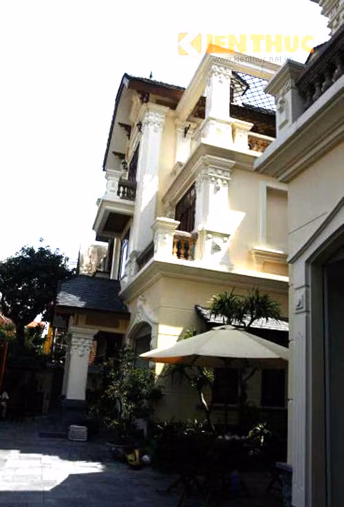 Giữa khu biệt thự Linh Đàm, hai ngôi biệt thự nổi bật hơn hẳn bởi lối kiến trúc theo phong cách kiểu Pháp sang trọng.