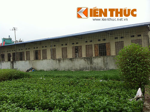 Khu vực này cũng là nơi ở của hàng chục hộ gia đình từ các tỉnh lẻ lên Hà Nội làm ăn. Những người này thường làm công nhân hoặc buôn thúng bán bưng ở khắp các chợ. Do thu nhập thấp, họ buộc phải thuê trọ trong những căn nhà cấp 4 lụp xụp. Giá thuê phòng ở đây khoảng 500.000 - 1.000.000 đồng/phòng.