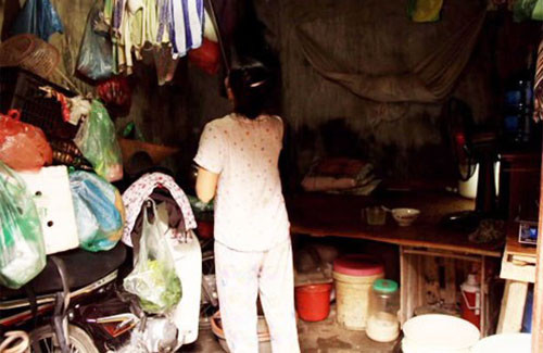 Không có nhiều sự lựa chọn nên những người lao động nghèo chẳng hề than vãn mà vẫn lầm lũi sống hết ngày này qua ngày khác để mưu sinh.