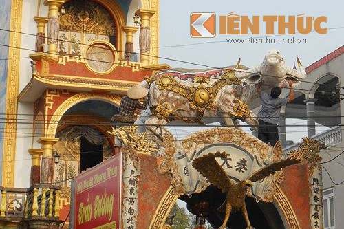 Con Trâu đặt cao hơn con đại bàng với ý nghĩa muốn bay cao, bay xa.