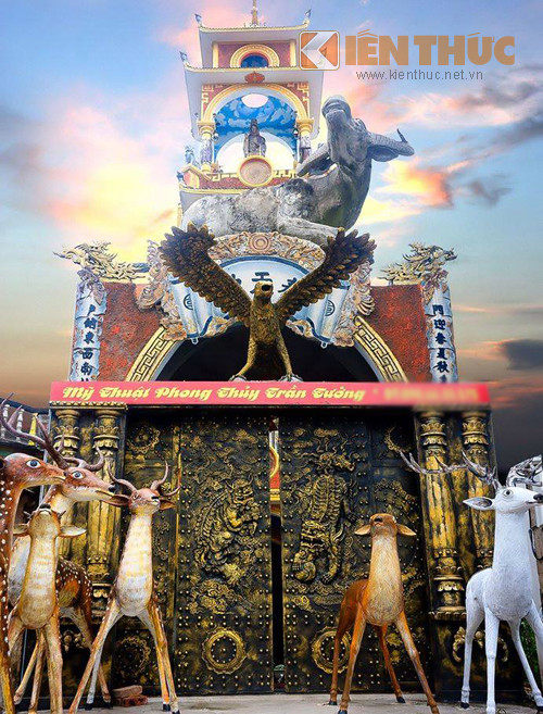 Ngôi nhà "kỳ quái" với nhiều linh vật, đồ vật mang ý nghĩa phong thủy.