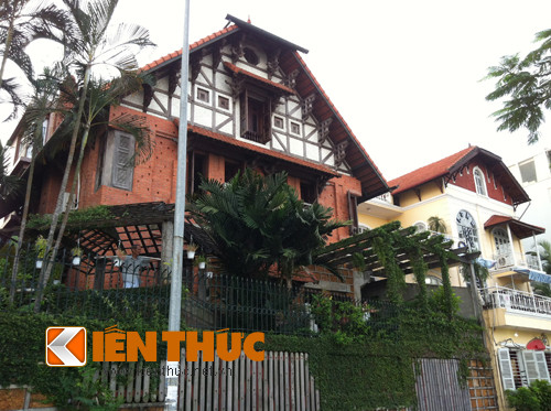 Biệt thự với các kiểu kiến trúc khác nhau khiến người qua đường ai cũng phải ngưỡng mộ vì vẻ giàu sang, quý phái.
