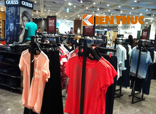 Các khu mua sắm dù đã được giảm giá rất nhiều nhưng vẫn thưa thớt người.