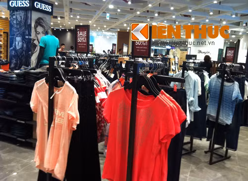 Các khu mua sắm dù đã được giảm giá rất nhiều nhưng vẫn thưa thớt người.