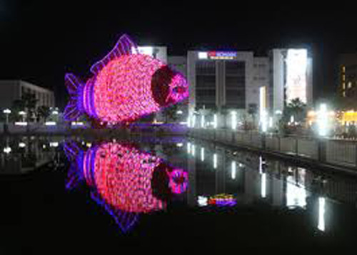 Tuy nhiên, hệ thống Vincom của Tập đoàn Vingroup mới thực sự hoành tráng khi trang trí đèn lồng cá chép khổng lồ tại quảng trường trước trung tâm thương mại VMM Times City. Với chiều cao 15m, dài 32m, kết từ hơn 5.000 đèn lồng nhỏ, bên trong là 5.000 bóng đèn led lung linh, “tuyệt phẩm ánh sáng” này đã xác lập kỷ lục “Đèn lồng lớn nhất Việt Nam”