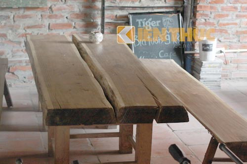 Nội thất của quán được sáng tạo một cách ngẫu hứng, không theo một chủ đề nào nhất định. Tuy nhiên, khách đến đây đều cảm thấy rất thích thú và thoải mái.