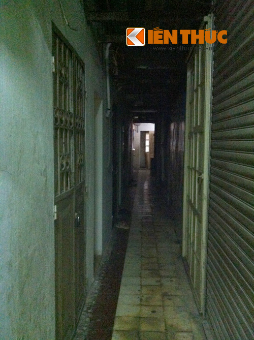 Mặc dù đang là ban ngày nhưng khi bước vào tòa nhà, người ta luôn có cảm giác đó là ban đêm bởi không gian tối om, ngột ngạt và chật chội.