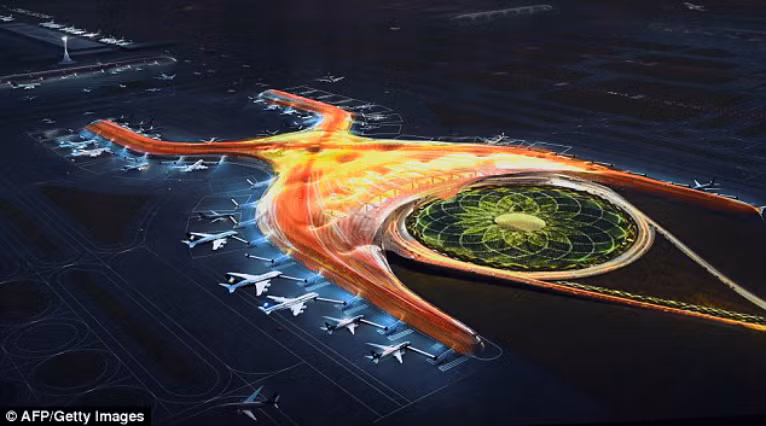 Trong khi đó, các nhà phê bình dự án lớn lại cho rằng địa điểm xây dựng không phù hợp với một sân bay mới. Cựu Bộ trưởng môi trường, Jose Luege nói rằng một phần của thành phố Mexico dễ bị lũ lụt. Ông Ruiz đã bác bỏ ý kiến trên và cho rằng các cuộc nghiên cứu, thăm dò địa lý đã được thực hiện và các biện pháp tránh lũ lụt cũng đã được đề xuất.