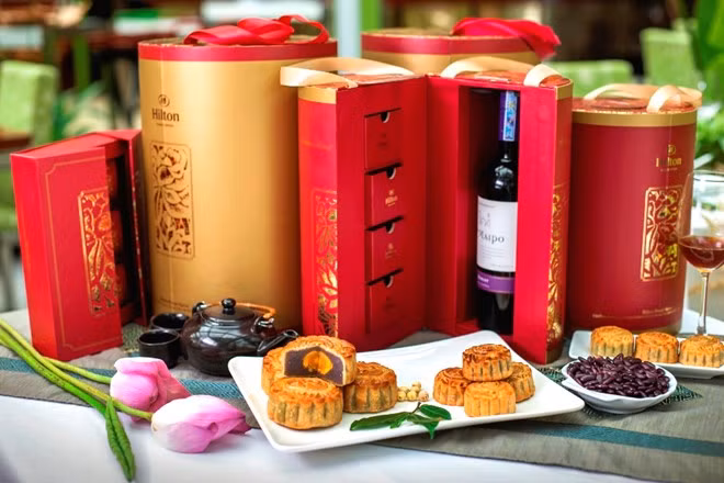 Hộp bánh VIP có giá hơn 6 triệu đồng của khách sạn Hilton mang đậm phong cách truyền thống với tông màu chủ đạo là đỏ và vàng đồng tượng trưng cho sự thịnh vượng, sang trọng. Hộp VIP bạch kim với 4 chiếc bánh cùng bộ ấm trà ,bộ đồ chơi Lego và rượu Martell Cordon Bleu 70cl.