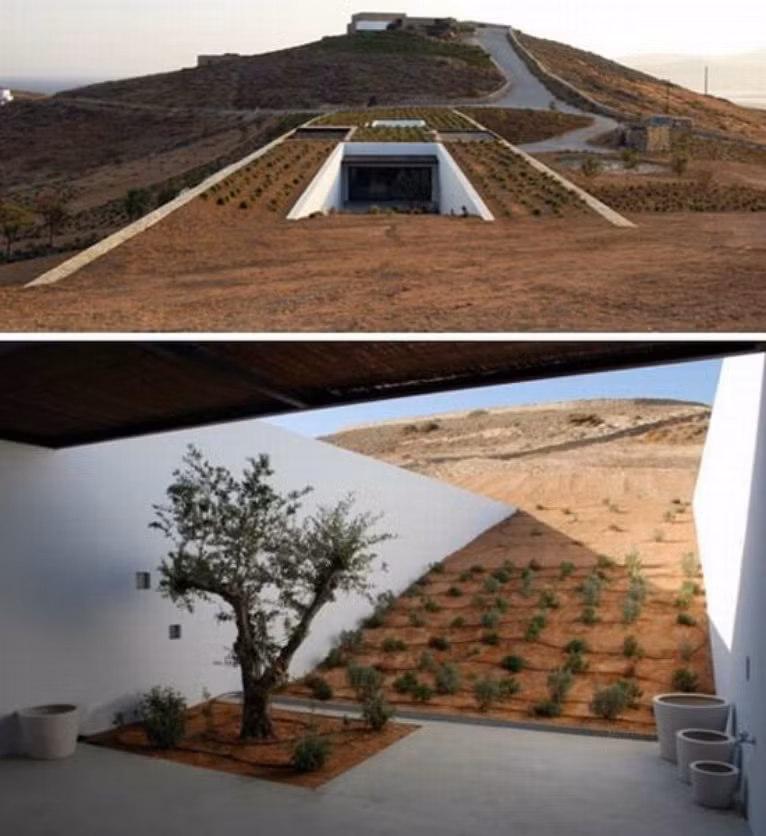 Mặc dù một nửa ngôi nhà này nằm hoàn toàn trong đất nhưng nó vẫn đáp ứng nhu cầu chiếu sáng, sưởi ấm và làm mát. Nhà còn có 2 đường dốc trên sườn đồi lân cận.