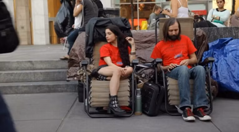 “Chúng tôi biết rằng, chúng tôi sẽ nhận được nguồn tài trợ của các công ty. Chỉ cần quảng cáo hình ảnh công ty họ, chúng tôi sẽ được mua những iPhone miễn phí, được trả tiền đồ ăn”, Cruz cho biết thêm.