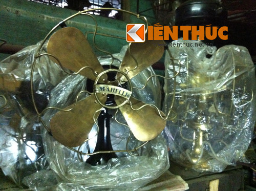 Đây là bốn dòng quạt ngoại có sớm nhất ở Việt Nam, dù quạt trần hay quạt bàn đều được làm rất công phu, chỉ giới quí tộc những năm đầu thế kỷ 20 mới dám dùng. Chúng được treo đặt trong nhà không chỉ tạo mát mà còn là vật trang hoàng thay đèn chùm.