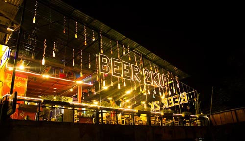 Vào buổi tối quán càng lung linh và hơn bởi hệ thống ánh sáng phát ra từ những bóng đèn chai lọ. Tất cả đã tạo nên một không gian ngộ nghĩnh và thân thiện.