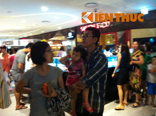 Tất cả các gian hàng từ tầng hầm đến tầng 6 của tòa nhà đều đông kín người.