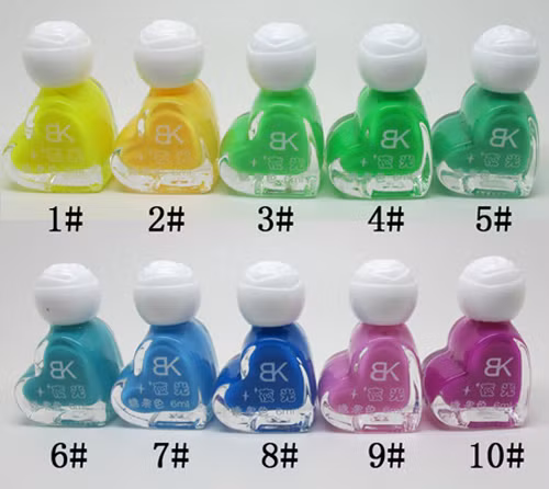 Sơn móng tay phát sáng mang nhãn mác Trung Quốc.