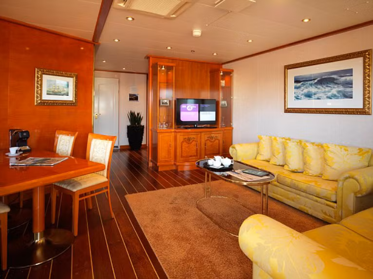 Khách sạn nổi tiếng này kết hợp giữa những nét riêng biệt của một chiếc du thuyền với chất lượng và sự thoải mái của khách sạn hàng đầu. Khách sạn có 136 phòng rộng rãi, thoáng đãng trải rộng trên 5 sàn, trong đó có một dãy phòng của giám đốc điều hành và các bộ phận khác.