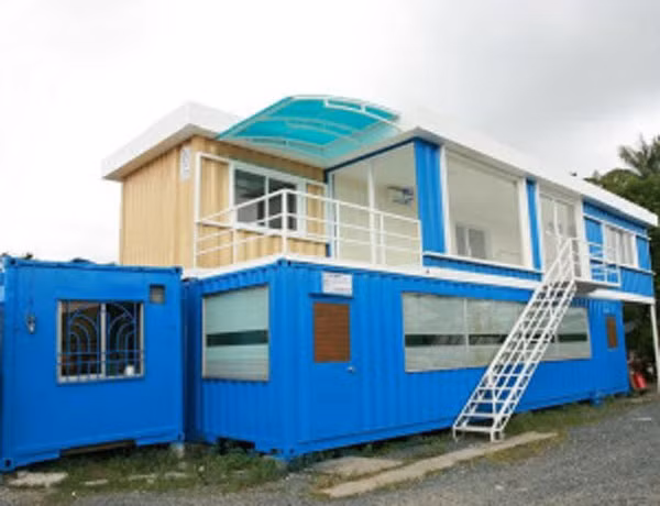 Ngôi nhà container được thiết kế có 1 tầng trệt, 1 tầng lầu với một phòng khách, hai phòng ngủ, một bếp, phòng tắm và vệ sinh.