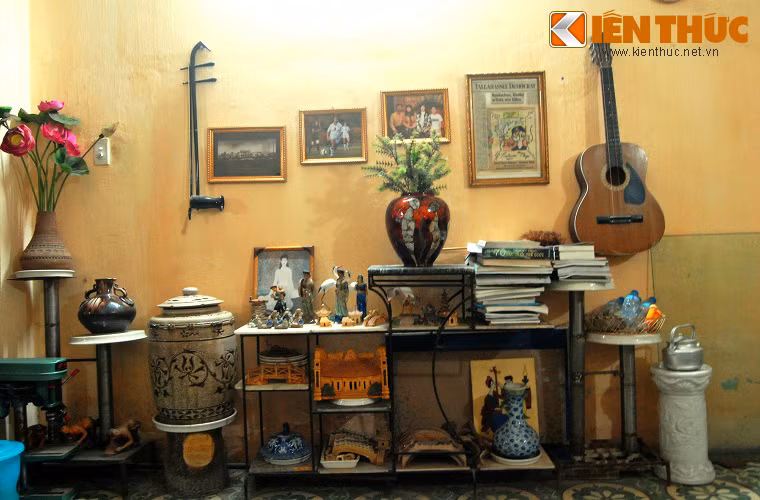 Ngay gần đó là không gian đọc sách, đánh đàn guitar, nghỉ ngơi và thư giãn sau một ngày làm việc. Chủ nhà chia sẻ, rất thích ngồi dưới vòm cúc tần, dù loại cây này ảnh hưởng không tốt đến lớp sơn trên tường nhưng không có ý định gỡ bỏ bởi nó do con trai bác mua về.