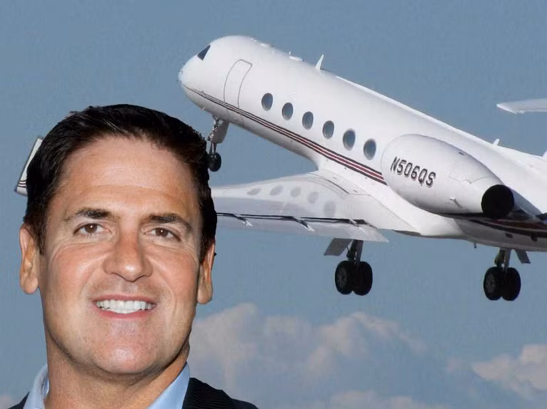 Tỷ phú đầu tư Mark Cuban đang sở hữu 3 máy bay phản lực tư nhân: Gulfstream V, Boeing 757 và Boeing 767. Sau khi mua trực tuyến chiếc máy bay Gulfstream với giá 40 triệu USD vào năm 1999, sách kỷ lục Guinness thế giới đã ghi lại vụ mua bán trực tuyến lớn nhất tại thời điểm đó.
