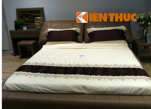 Mặt hàng đồ nội thất cao cấp có giá cao nhất tại trung tâm thương mại này. Một chiếc giường đệm cao cấp của thương hiệu Kim Full house có giá trên 60 triệu đồng/bộ.