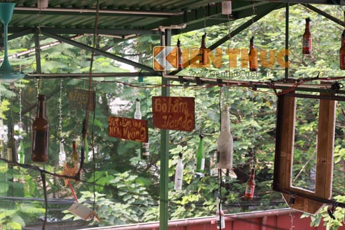 Thật ấn tượng khi khi thực đơn của quán được viết trên những tấm bảng đơn giản và treo trên nóc nhà.