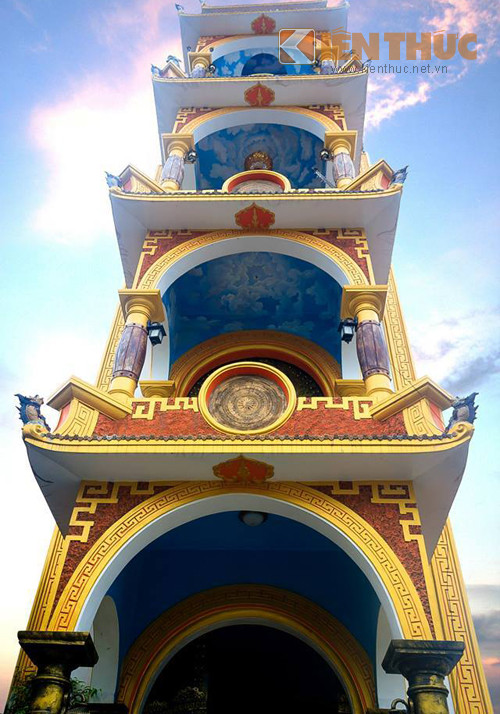 Kể cả trần nhà cũng được vẽ những bức tranh mây trời. Tất cả những chi tiết đó đã khiến người xem có cảm giác như lạc vào ngôi nhà trên tiên giới.