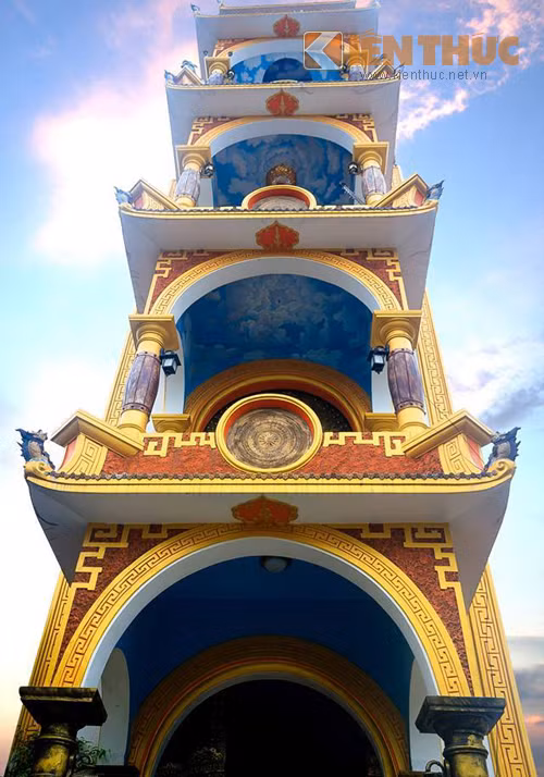 Kể cả trần nhà cũng được vẽ những bức tranh mây trời. Tất cả những chi tiết đó đã khiến người xem có cảm giác như lạc vào ngôi nhà trên tiên giới.