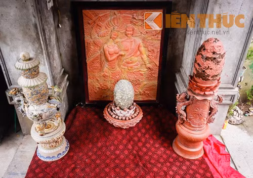 Trong ngôi nhà còn có hàng chục tác phẩm điêu khắc tập hợp sau 10 năm anh Tưởng gắn bó với nghề. Trong ảnh là bộ tác phẩm mang tên Truyền thuyết có giá bán khoảng 50.000 USD ( hơn 1 tỷ đồng).