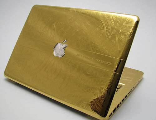 Logo hình quả táo của hãng Apple được nạm những viên đá quý sáng bóng. Mặt Trước MacBook Pro mạ vàng 24K Logo đính kim cương