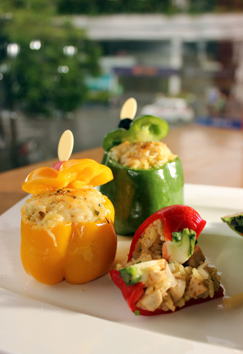 Còn trong không gian sang trọng của Brasserie Westlake (tầng một, Sofitel Plaza Hà Nội), bếp trưởng Christian thiên về sự cầu kỳ trong hình thức của mỗi món ăn, nhằm mang lại sự thoải mái nhất cho thực khách.