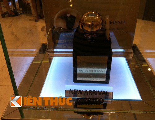 Với các mặt hàng cao cấp "chát" thì dù đã giảm giá nhưng vẫn ít người có thể mua. Loại mỹ phẩm này của thương hiệu Menard có giá đến gần 26 triệu đồng.