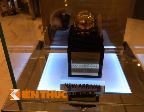 Với các mặt hàng cao cấp "chát" thì dù đã giảm giá nhưng vẫn ít người có thể mua. Loại mỹ phẩm này của thương hiệu Menard có giá đến gần 26 triệu đồng.